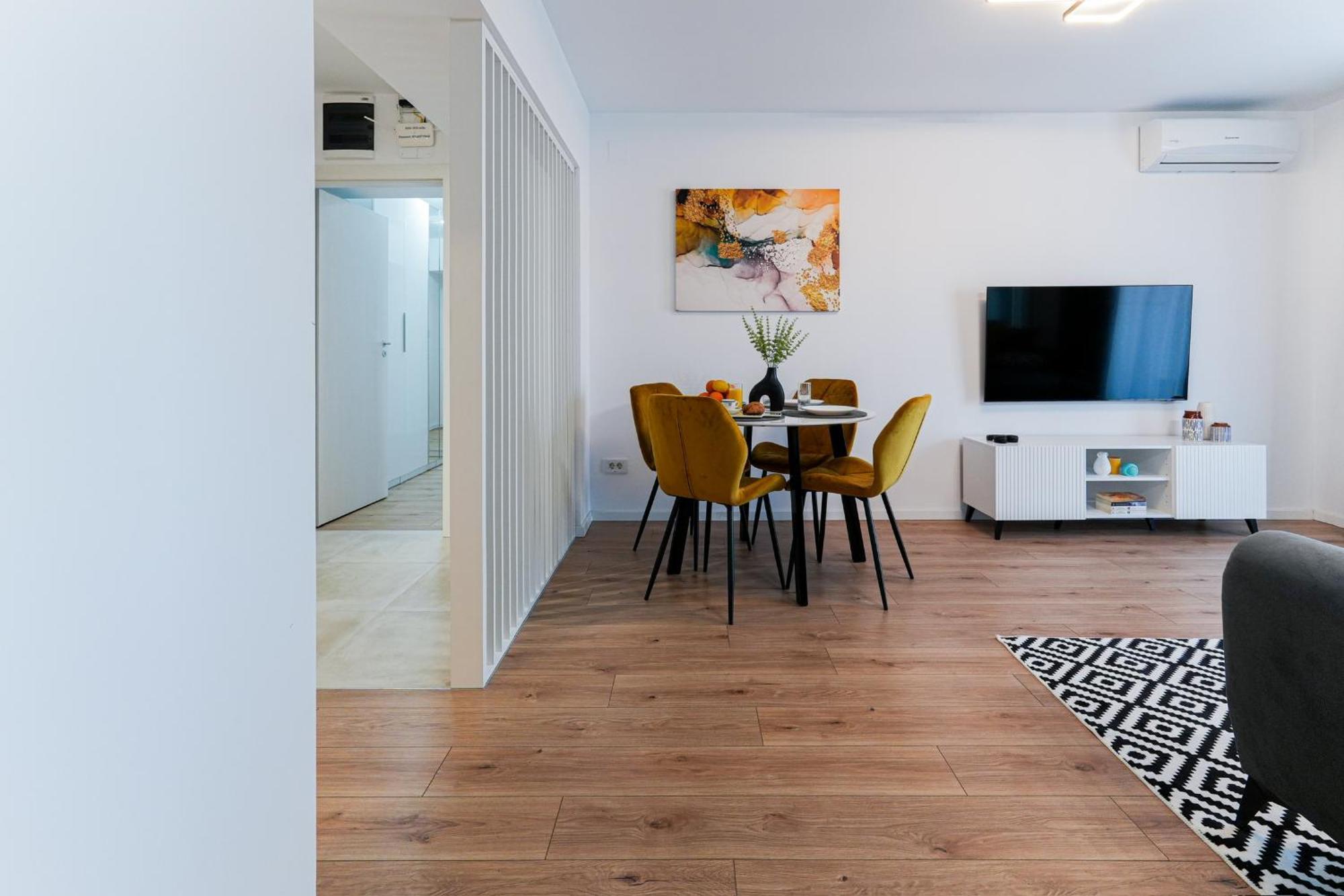 Sandra - Park-View Apt With Balcony & Parking Bukarest Exteriör bild
